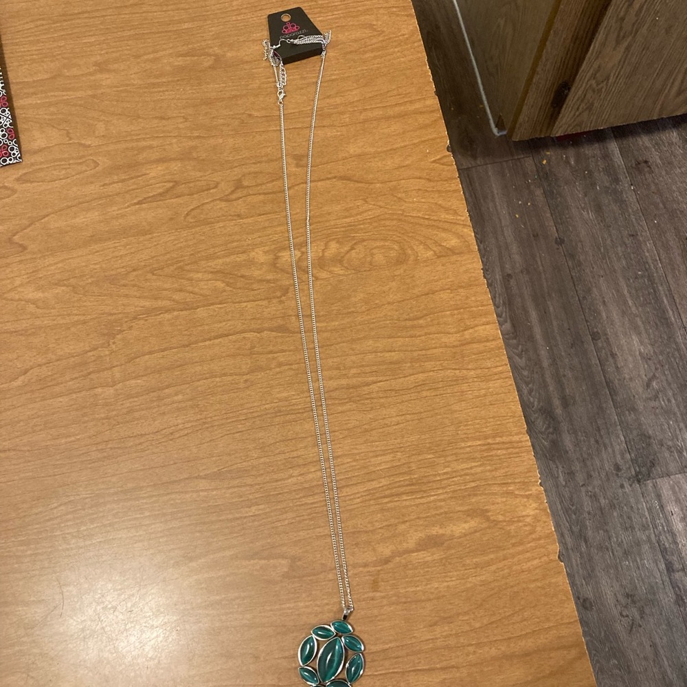 Chromatic cache green necklace